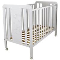 Cuna Ositos de madera de haya blanca IKID, 120x60 cm Cuna de madera de haya lacada en blanco para colchón de 60x120 (no incluido). Somier de laminas de madera regulable a ocho alturas diferentes. Pintura al agua no tóxica. Cuenta con un lateral abatible y cuatro ruedas con freno. Dibujo tallado en el piecero y cabecero con un motivo de Osito y estrellas. Doble seguro de cierre de accionamiento simultáneo, con dispositivo de bloqueo, para asegurar la barandilla móvil ¿sube y baja¿ de la cuna
Producto Conforme a las  Leyes Europeas EN-716-1/2:2008 (+A1:2013) EN71-3:2013
Posibilidad de colecho adquiriendo el kit colecho (no incluido) que se vende por separado