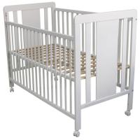 Cuna Ositos de madera de haya blanca IKID, 120x60 cm Cuna de madera de haya lacada en blanco para colchón de 60x120 (no incluido). Somier de laminas de madera regulable a ocho alturas diferentes. Pintura al agua no tóxica. Cuenta con un lateral abatible y cuatro ruedas con freno. Dibujo tallado en el piecero y cabecero con un motivo de Osito y estrellas. Doble seguro de cierre de accionamiento simultáneo, con dispositivo de bloqueo, para asegurar la barandilla móvil ¿sube y baja¿ de la cuna
Producto Conforme a las  Leyes Europeas EN-716-1/2:2008 (+A1:2013) EN71-3:2013
Posibilidad de colecho adquiriendo el kit colecho (no incluido) que se vende por separado