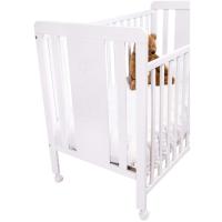 Cuna Ositos de madera de haya blanca IKID, 120x60 cm Cuna de madera de haya lacada en blanco para colchón de 60x120 (no incluido). Somier de laminas de madera regulable a ocho alturas diferentes. Pintura al agua no tóxica. Cuenta con un lateral abatible y cuatro ruedas con freno. Dibujo tallado en el piecero y cabecero con un motivo de Osito y estrellas. Doble seguro de cierre de accionamiento simultáneo, con dispositivo de bloqueo, para asegurar la barandilla móvil ¿sube y baja¿ de la cuna
Producto Conforme a las  Leyes Europeas EN-716-1/2:2008 (+A1:2013) EN71-3:2013
Posibilidad de colecho adquiriendo el kit colecho (no incluido) que se vende por separado