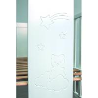 Cuna Ositos de madera de haya blanca IKID, 120x60 cm Cuna de madera de haya lacada en blanco para colchón de 60x120 (no incluido). Somier de laminas de madera regulable a ocho alturas diferentes. Pintura al agua no tóxica. Cuenta con un lateral abatible y cuatro ruedas con freno. Dibujo tallado en el piecero y cabecero con un motivo de Osito y estrellas. Doble seguro de cierre de accionamiento simultáneo, con dispositivo de bloqueo, para asegurar la barandilla móvil ¿sube y baja¿ de la cuna
Producto Conforme a las  Leyes Europeas EN-716-1/2:2008 (+A1:2013) EN71-3:2013
Posibilidad de colecho adquiriendo el kit colecho (no incluido) que se vende por separado