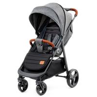 Silla paseo Grande plus gris KINDERKRAFT, 105x57x95 cm Chasis de aluminio, respaldo multiposición, fácil plegado con una sola mano, suspensión en las cuatro ruedas, capota extensible con ventana y cesta portaobjetos. Peso máximo recomendado 22 kg. Homologación Europea EN 1888