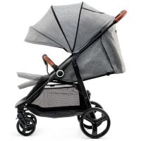 Silla paseo Grande plus gris KINDERKRAFT, 105x57x95 cm Chasis de aluminio, respaldo multiposición, fácil plegado con una sola mano, suspensión en las cuatro ruedas, capota extensible con ventana y cesta portaobjetos. Peso máximo recomendado 22 kg. Homologación Europea EN 1888