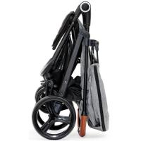 Silla paseo Grande plus gris KINDERKRAFT, 105x57x95 cm Chasis de aluminio, respaldo multiposición, fácil plegado con una sola mano, suspensión en las cuatro ruedas, capota extensible con ventana y cesta portaobjetos. Peso máximo recomendado 22 kg. Homologación Europea EN 1888