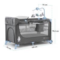 Cuna de viaje Joy Plus gris azul KINDERKRAFT Dispone de doble altura, doble entrada lateral con cremallera y ruedas para su traslado. Incluye carrusel, cambiador y estante para pañales y bolsillos para objetos. Normativa Europea EN716