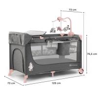 Cuna de viaje Joy Plus gris rosa KINDERKRAFT Dispone de doble altura, doble entrada lateral con cremallera y ruedas para su traslado. Incluye carrusel, cambiador y estante para pañales y bolsillos para objetos. Normativa Europea EN716