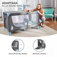 Cuna de viaje Joy Plus gris rosa KINDERKRAFT Dispone de doble altura, doble entrada lateral con cremallera y ruedas para su traslado. Incluye carrusel, cambiador y estante para pañales y bolsillos para objetos. Normativa Europea EN716