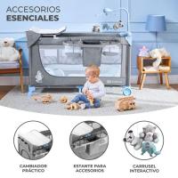 Cuna de viaje Joy Plus gris rosa KINDERKRAFT Dispone de doble altura, doble entrada lateral con cremallera y ruedas para su traslado. Incluye carrusel, cambiador y estante para pañales y bolsillos para objetos. Normativa Europea EN716
