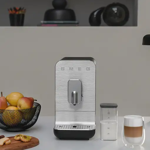 Smeg BCC13BLMEU cafetera eléctrica Totalmente automática Máquina espresso 1,4 L