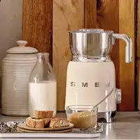 Smeg MFF11CREU espumador o calentador de leche Automático Crema de color