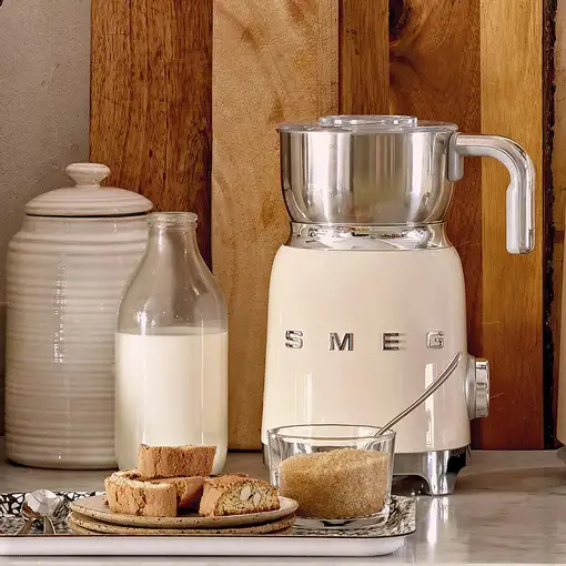 Smeg MFF11CREU espumador o calentador de leche Automático Crema de color