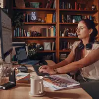 POLY Auriculares Voyager Focus 2 USB-C-C con certificación Microsoft Teams + adapt