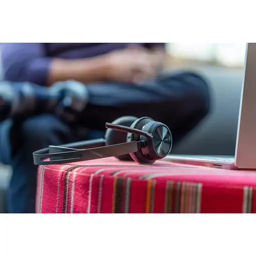 POLY Auriculares Voyager Focus 2 USB-C-C con certificación Microsoft Teams + adapt